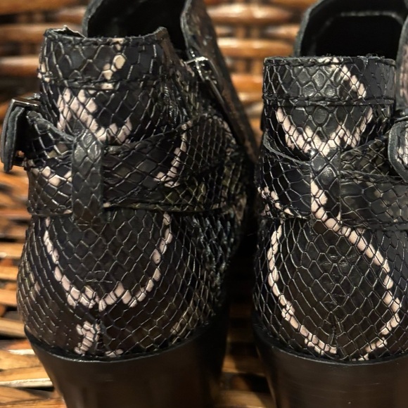 Vince Camuto Women's
Pamma Snake Print Block Heel
Booties Olive Multi Size 9 - Picture 11 of 14